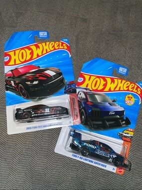Ford F-150 Lightning Supertruck & Ford Mustang Shelby GT500 Hot Wheels
